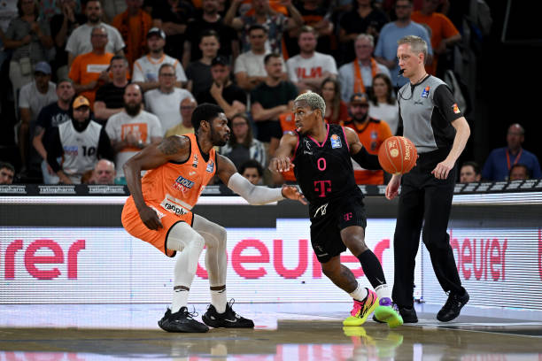 同时坚持自 同时坚持自